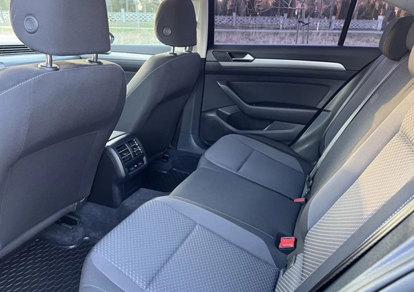 Volkswagen Passat cena 69900 przebieg: 138360, rok produkcji 2017 z Malbork małe 172